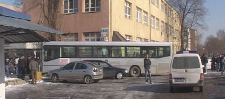 autobus umalo uleteo u skolu