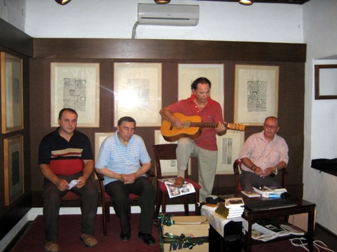 Boskovic dr Dobrivoje, sa gitarom, i ostali na promociji u Vlasotincu