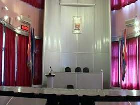 prazna skupštinska sala