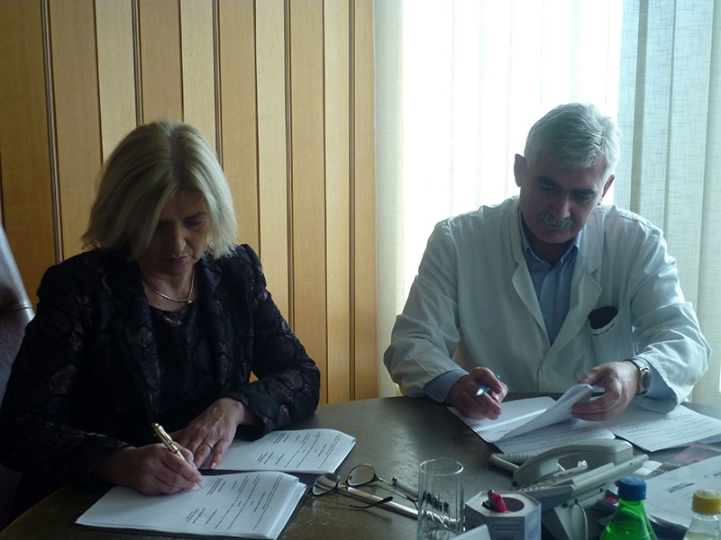 Dragica Nikolić i dr Vladiir Stamenković potpisuju sporazum