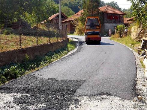 asfaltiranje-Foto-ALEKSANDAR-KOSTIC-Juzne-vesti.JPG