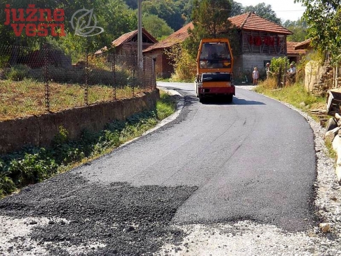 asfaltiranje-Foto-ALEKSANDAR-KOSTIC-Juzne-vesti.JPG