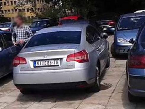 Automobil Vodovoda ispred Skupštine Srbije