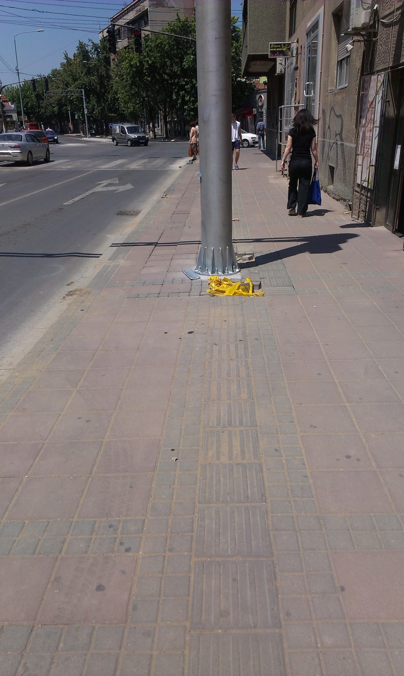 Stubovi za kamere na raskrsnici Crveni pevac u Nisu preko trake za slepe