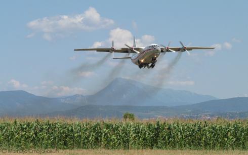 Poletanje aviona An-12 sa niškog aerodroma