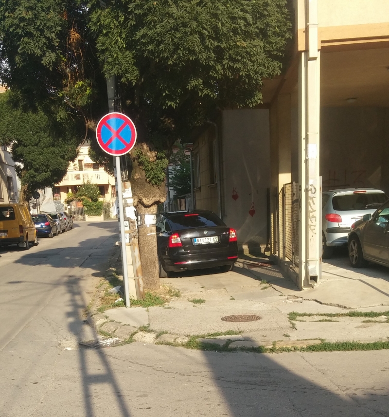 Funkcioner SNS-a Nenad Stankovic, ponovo se bahato parkira i ponasa