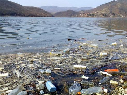 Đubre u Bovanskom jezeru, Aleksinčani zabrinuti kakvu vodu piju; foto: A. S.