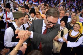 Vučić pozdravlja pristalice