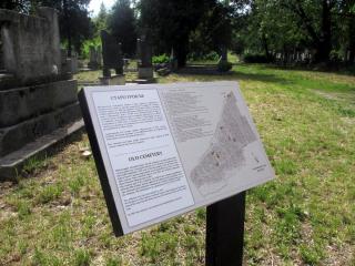 Turistička info-tabla na ulazu u Staro groblje sa izmenjenim greškama; foto: JV