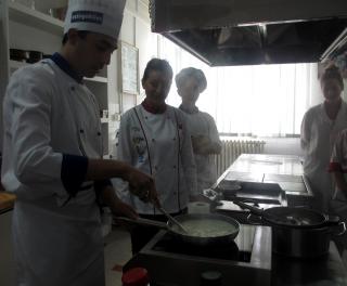 Priprema "srpskog pesto sosa"; foto: JV