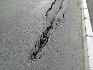 Velika rupa u asfaltu