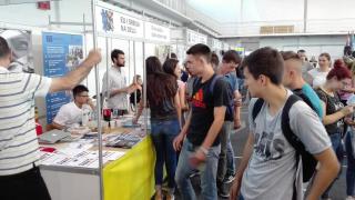 Srednjoškolci na sajmu u Pirotu
