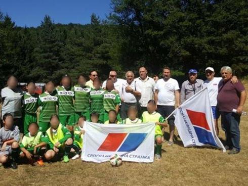 Fudbalerke Mašinca drže zastavu SNS