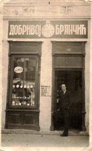 Добривоје испред своје радње у Алексинцу; фото: приватна архива