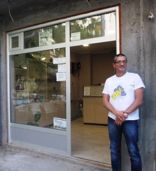 Драган Бранчић испред реновиране радње у Алексинцу; фото: ЈВ-Ј. Адамовић