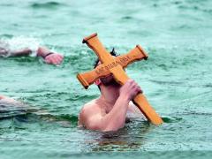 Plivanje za časni krst >Bogojavljenje
