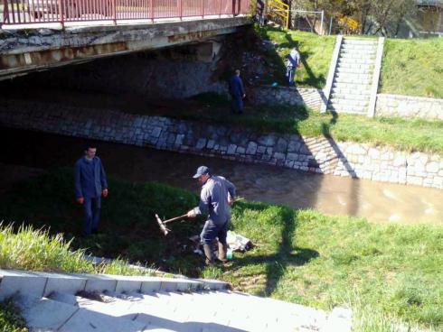 Zatvorenici čiste Gabrovačku reku