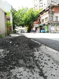 Nakon krpljenja rupa, trotoari blokirani otpadom od starog asfalta