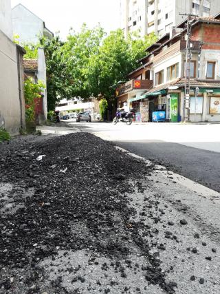 Jovana-Babunskog-stari-asfalt-na-trotoaru1;-foto:-čitalac