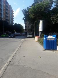 Nepropisno parkiran autobus na Trgu "Kralja Aleksandra"