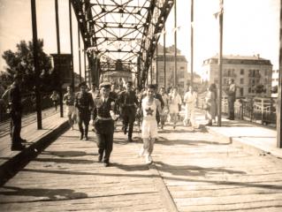(1952-godina)-nosioci-stafete-mladosti-prelaze-most-na-nisavi-u-centru
