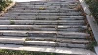 Oštećeno stepenište na bedemu Gabrovačke reke