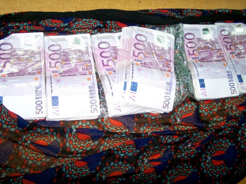 Putnik skrivao 140.000 evra u pojasu oko struka