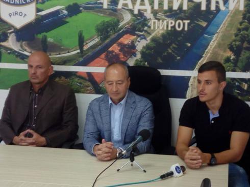 Nikolić (u sredini) najavljuje promene u klubu?