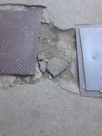 Udarne rupe na kolovoz  i oštećenja na trotoaru 