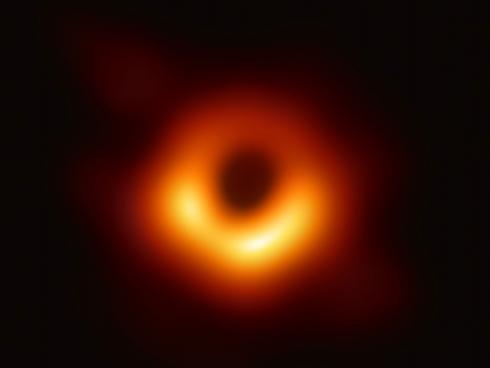 Prva fotografija crne rupe u centru galaksije M87