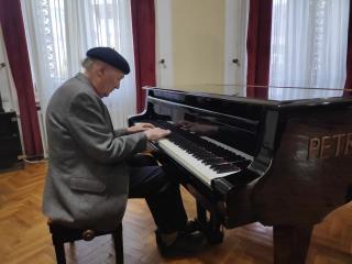 Lari Vučković klavir 