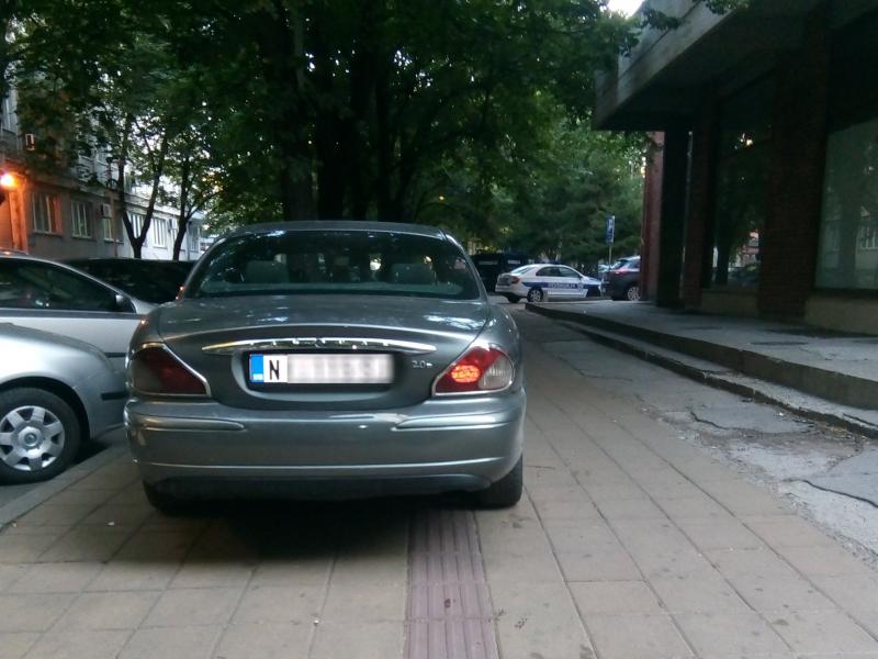 Parkiranje na stazi za slepe-Nade Tomić-Prijavi problem