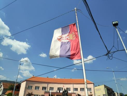 Zakonom o državnim simbolima, zastava sa grbom samo na državnim institucijama