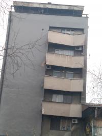 Terasa na celoj zgradi propada