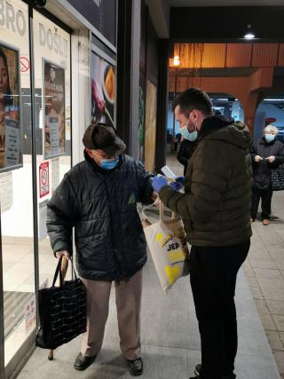 Redovi prodavnice kupovina penzioner 4. april 2020 foto Gradska opština Medijana2