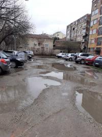 Parking i prilaz zgradama u ulici generala Milojka Lesjanina iza zgrada 48 i 48a