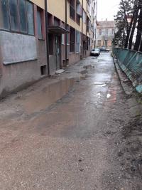 Parking i prilaz zgradama u ulici generala Milojka Lesjanina iza zgrada 48 i 48a