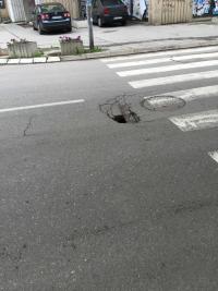 Rupa u asfaltu - nije popravljena