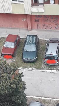 Napusteni automobili zauzimaju parking mesta 