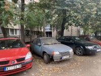 Parkirani stari automobili