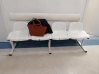 Polomljene stolice u čekaonici urgentnog centra Niš