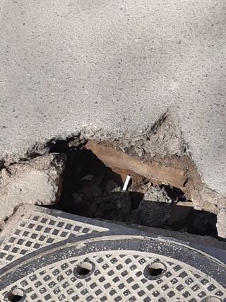 Udarna rupa na parkingu u Blagoja Parovića foto nikola mitic