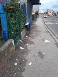 Polomljena kanta i rasuto smeće na autobuskom stajalištu