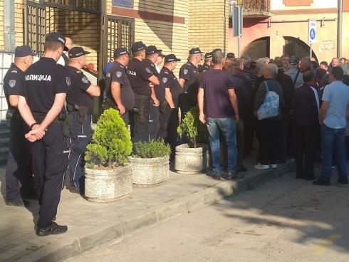 policija ispred zgrade u Kuršumliji