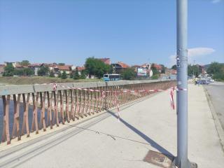 nakrivljena bandera, most, nis, foto jv ljubica jocic 2