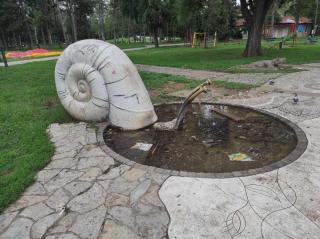 park čair fontana puž