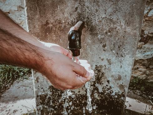 Voda KOSTA česma pranje ruku vodosnabdevanje