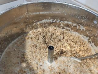 Jecmeni ili psenicni slad se kuva u vodi, pocetna faza proizvodnje piva_ foto_ privatna arhiva