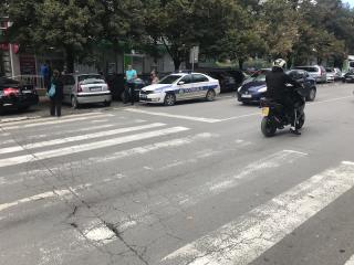 policija auto na pešačkom
