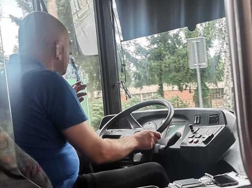 vozač autobus cigareta